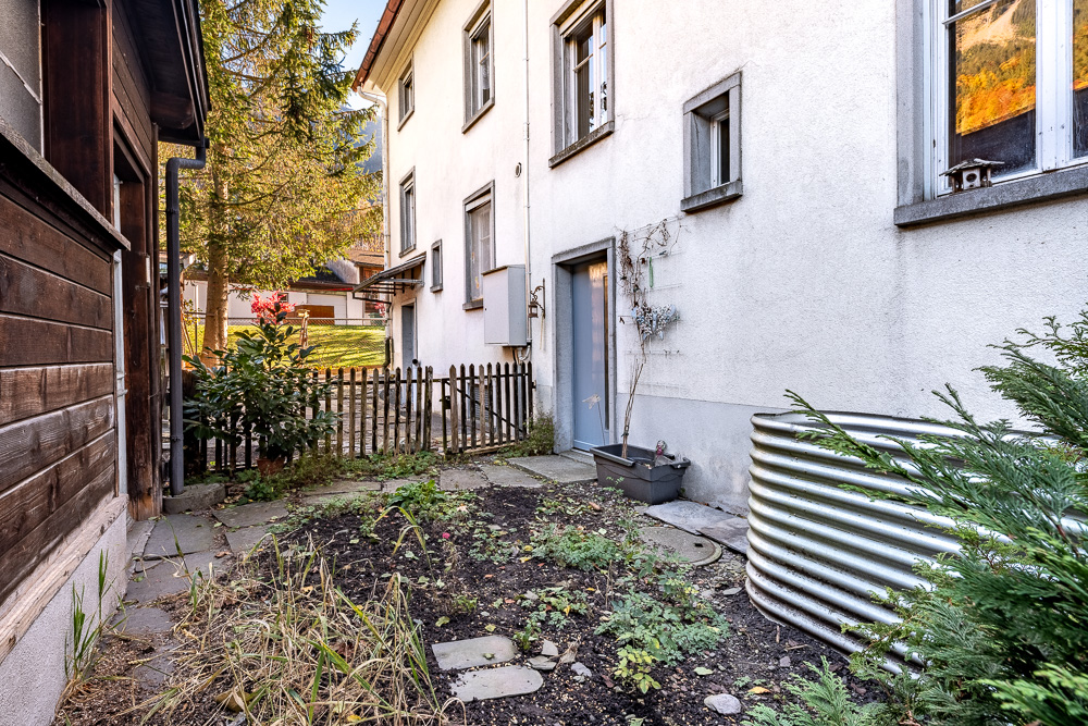 Seitlicher Hauszugang mit kleinem Gartenhof