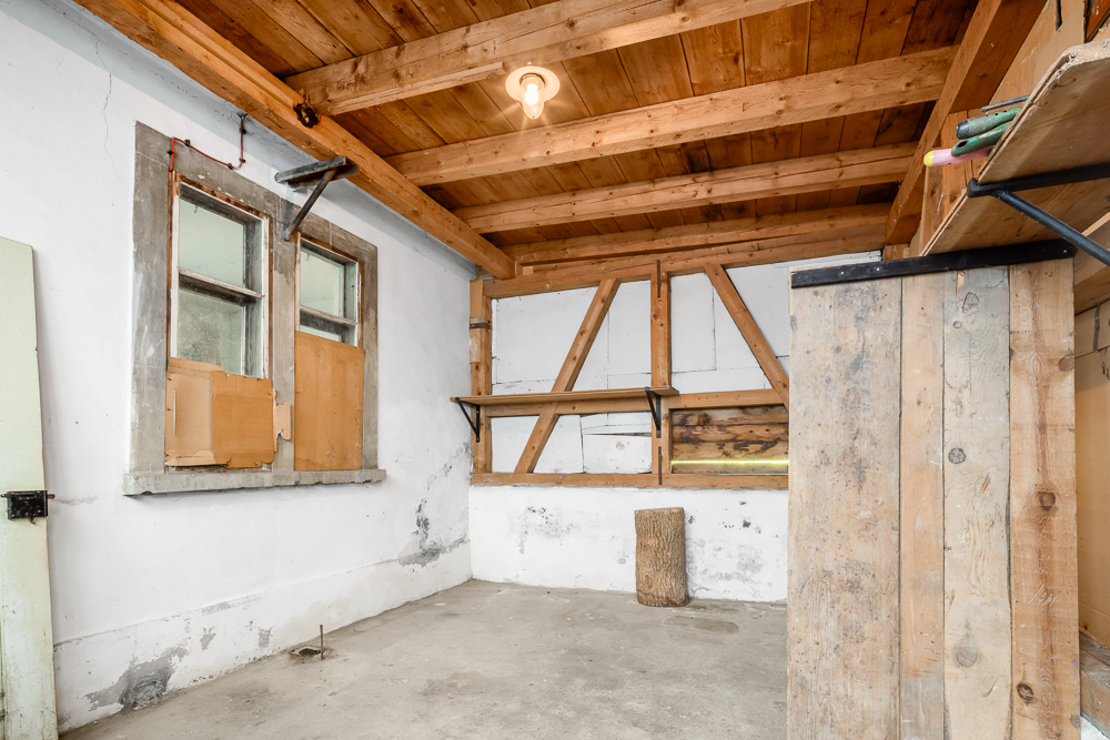 Unrenovierter Nebenraum mit Holzdecke