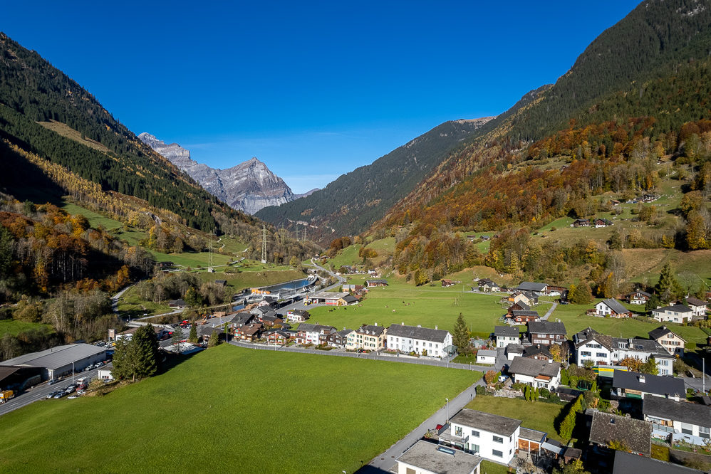 Alpenlandschaft mit Dorf aus der Luft