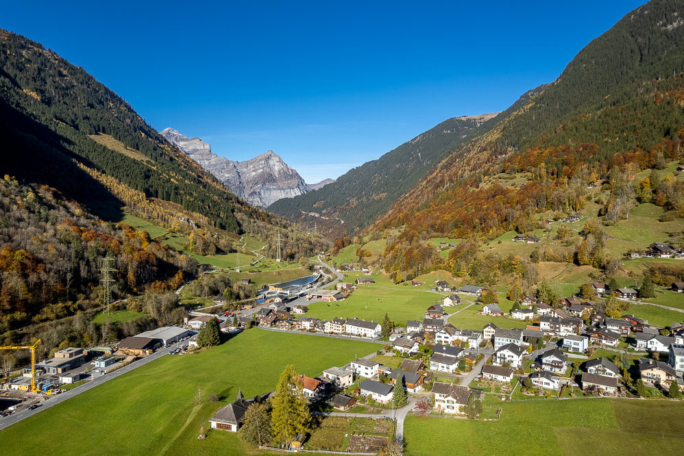 Alpine Talansicht mit Dorf