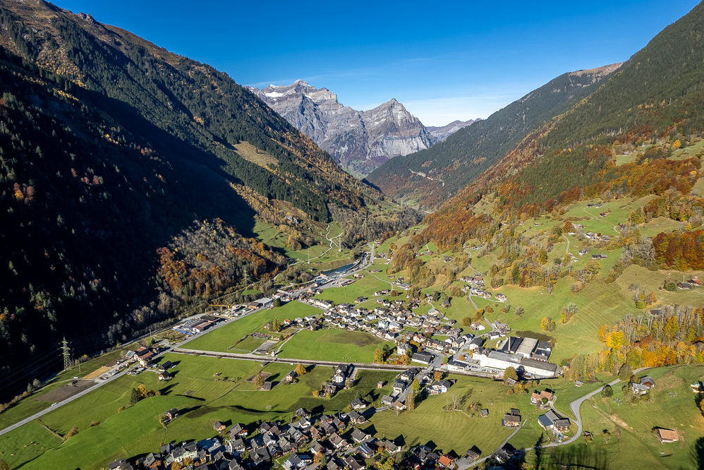 Alpen-Talansicht aus der Luft
