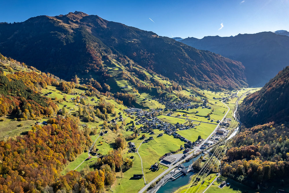 Alpine Tal- und Berglandschaft mit Ortschaft