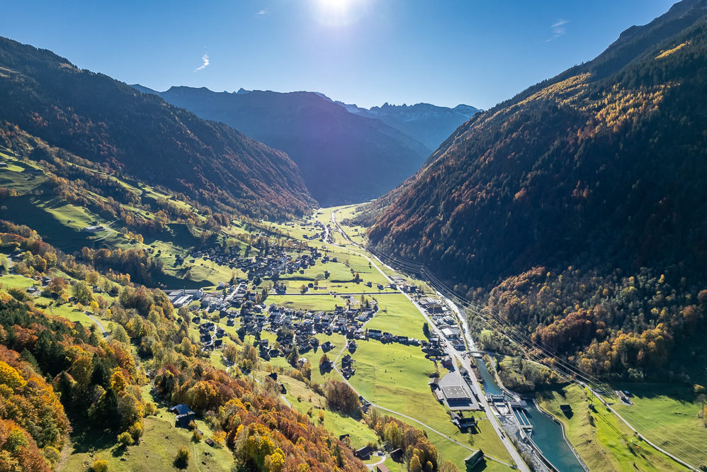 Alpen-Tal mit Sonnenlicht