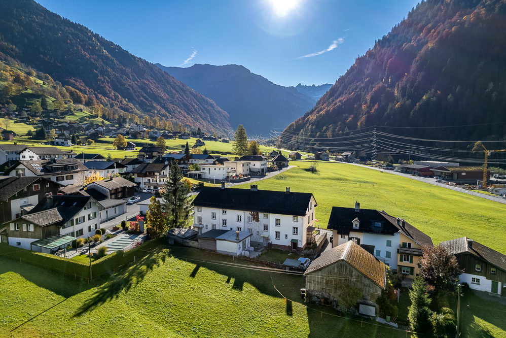 Alpenlandschaft mit Dorf und Talblick