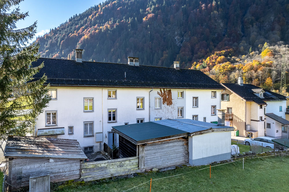Wohnhaus mit Bergkulisse
