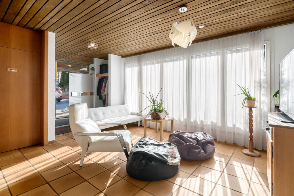 Wohnzimmer mit großen Fenstern