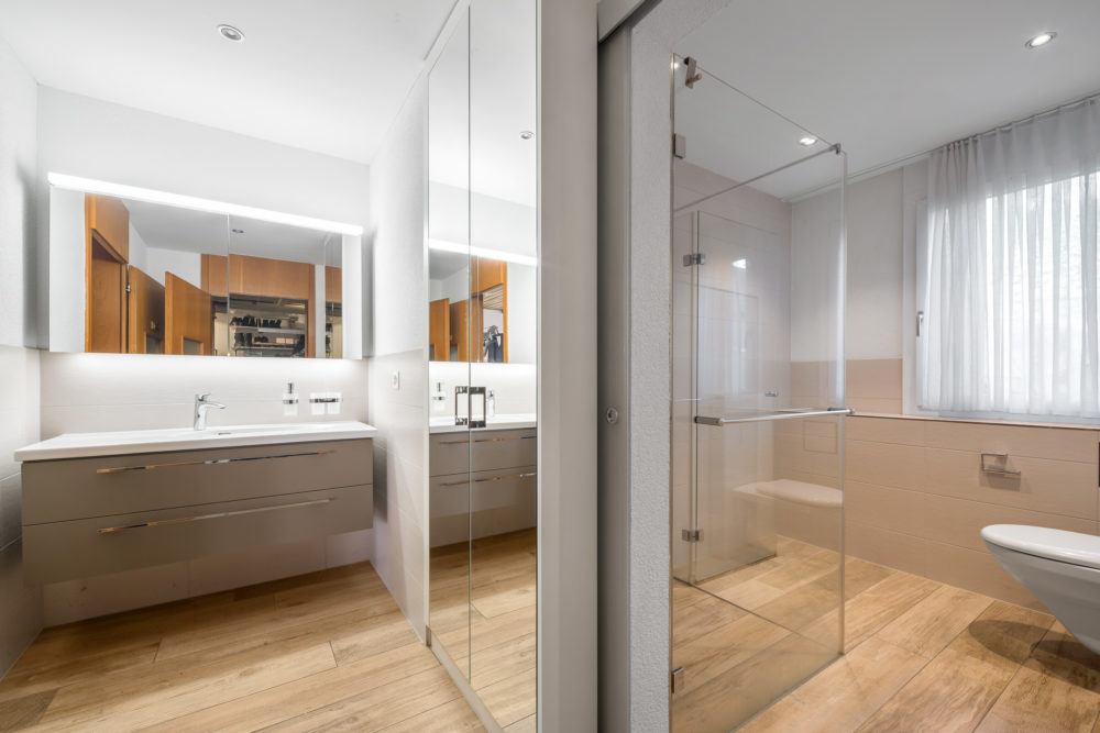 Modernes Badezimmer mit Waschtisch und Dusche