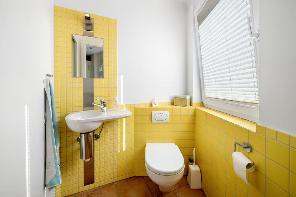 Gelbes Gäste-WC mit Fenster