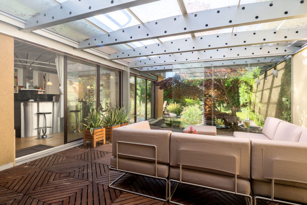 Überdachte Terrasse mit Blick in den Garten
