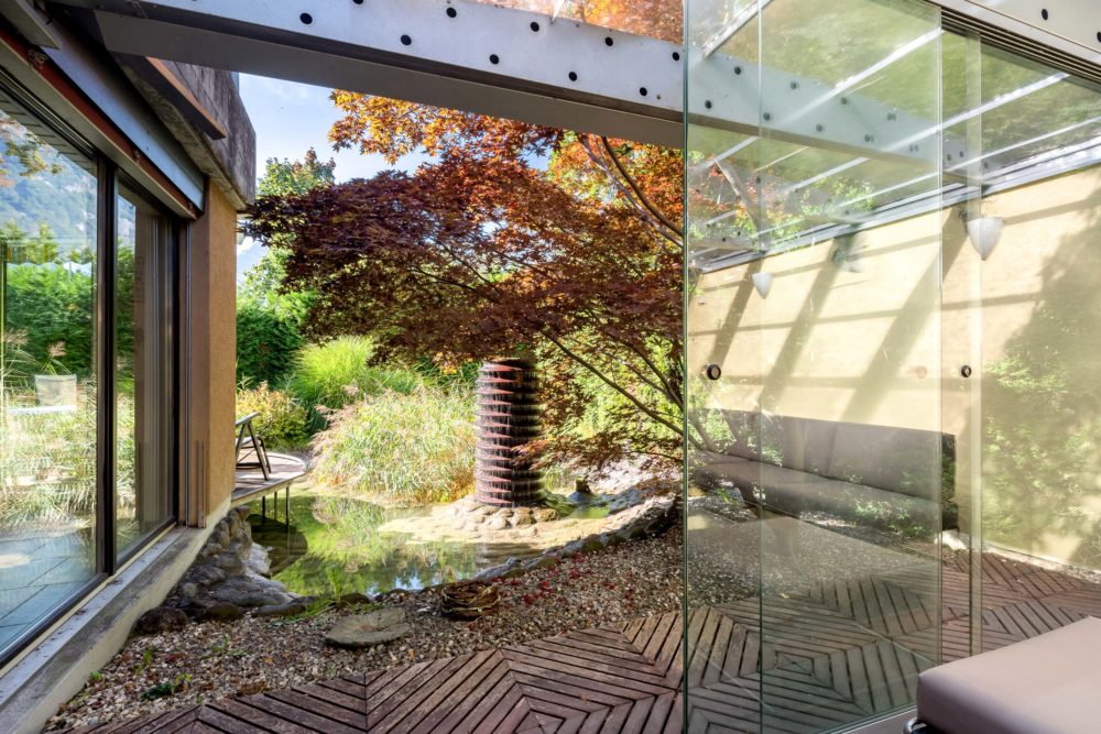 Terrasse mit Gartenblick und Glaswand