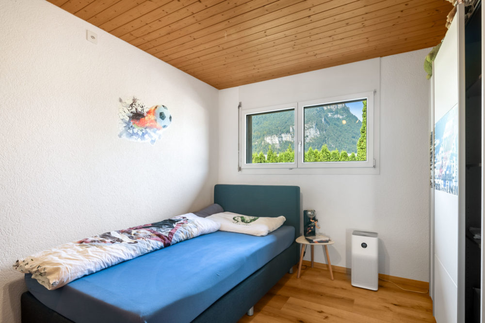 Kleines Schlafzimmer mit Bergblick
