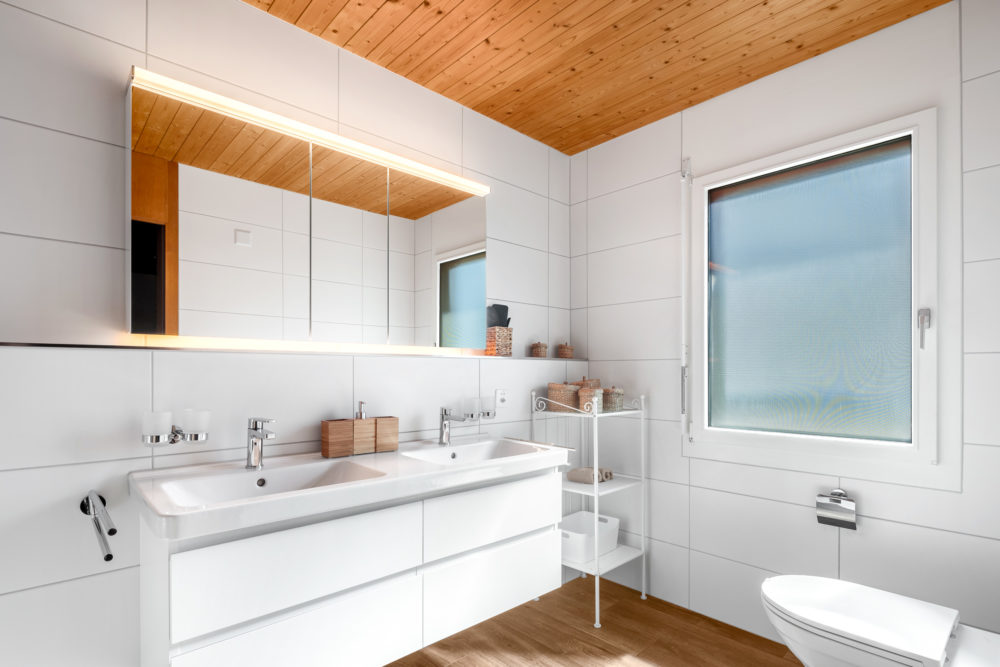 Modernes Badezimmer mit Doppelwaschtisch und Holzdecke