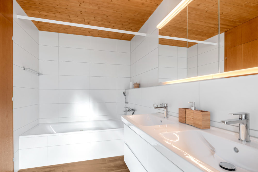 Modernes Badezimmer mit Badewanne und Doppelwaschtisch
