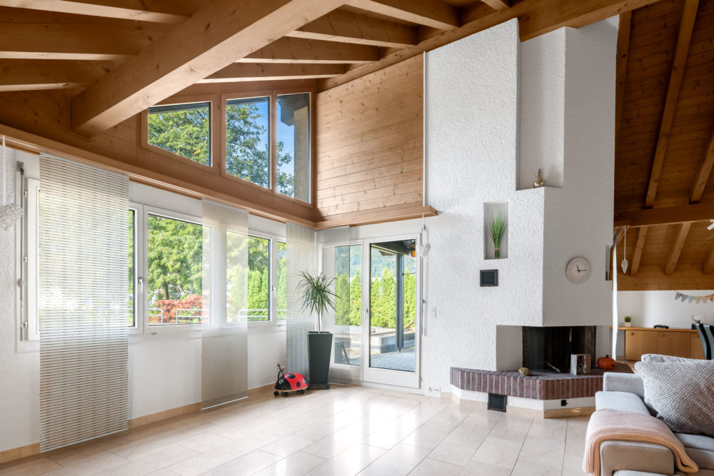 Wohnzimmer mit Holzdecke und Kamin