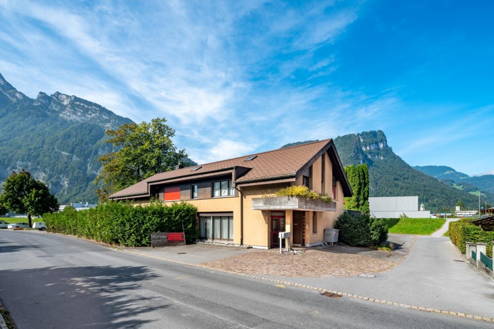 Wohnhaus mit Bergpanorama