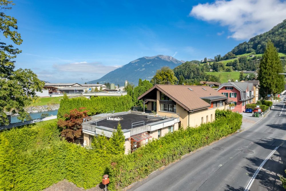 Wohnhaus mit Berg- und Seeblick