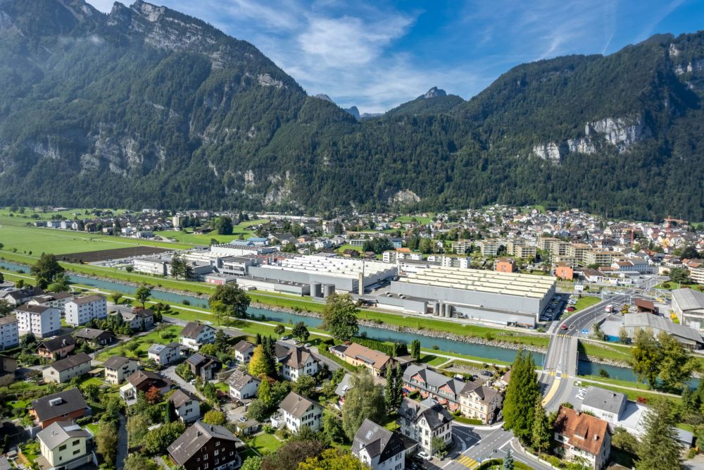 Luftaufnahme einer alpinen Stadtlandschaft