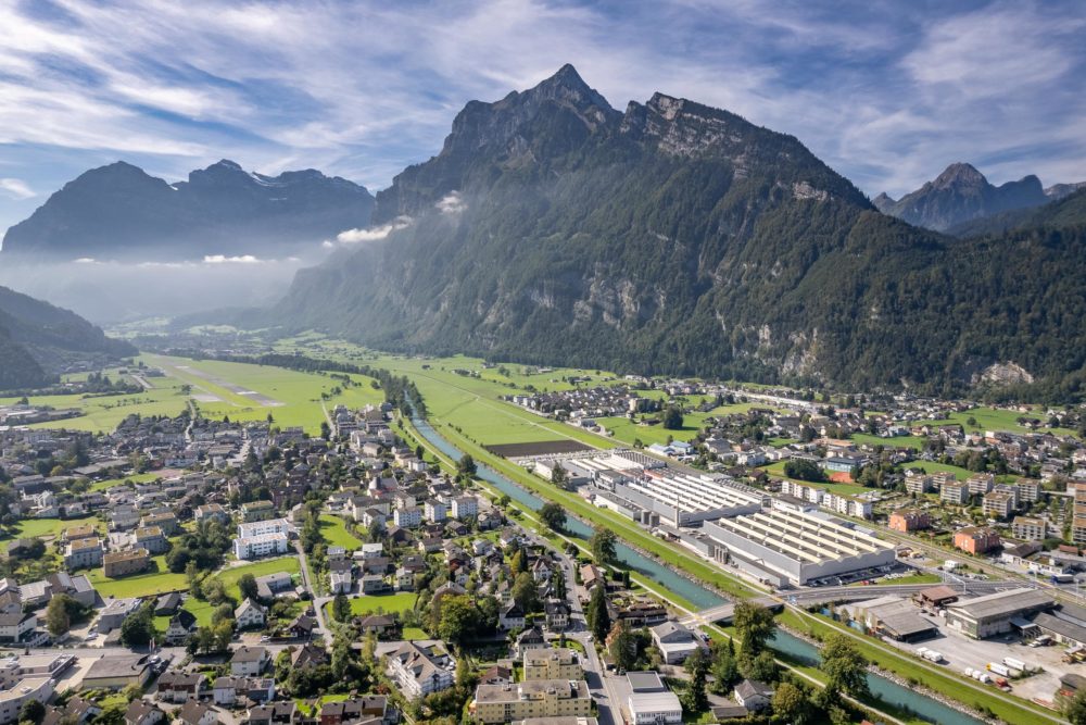 Luftaufnahme einer alpinen Stadt im Tal