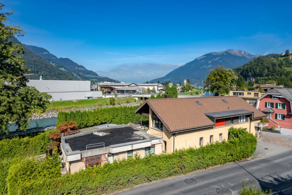 Haus mit Berg- und Talblick