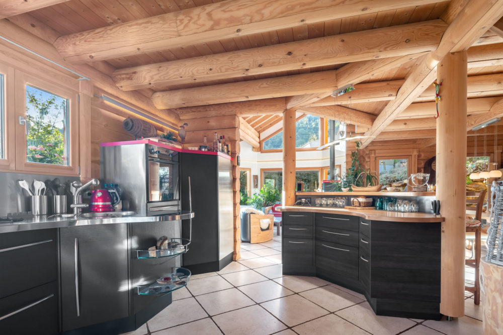 Offene Wohnküche mit Holztragwerk