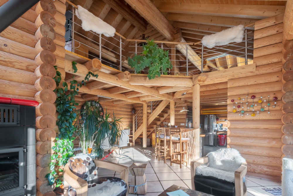 Rustikale Holz-Innenraumgalerie mit offenem Wohnbereich