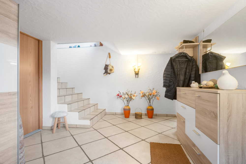 Eingangsbereich mit Treppe und Garderobe