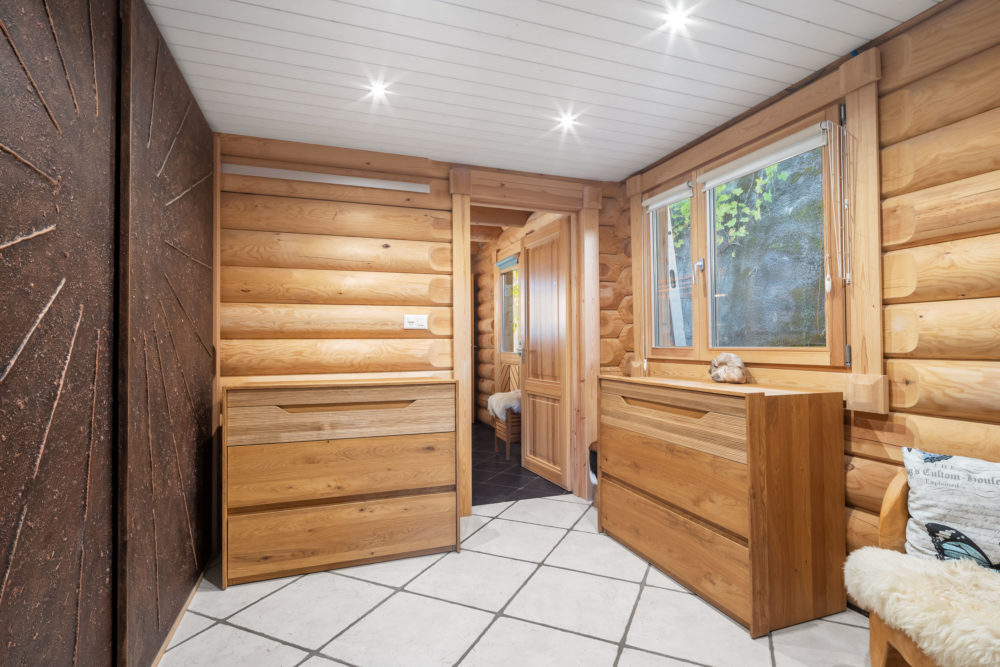 Rustikale Holzverkleidung im Eingangsbereich