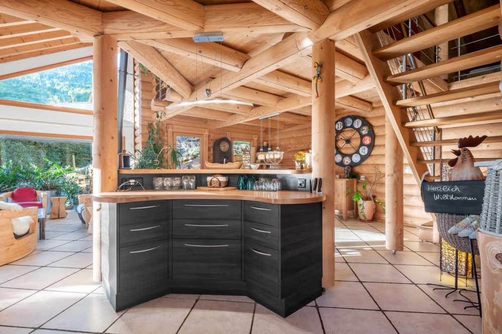 Holzinterieur mit Barbereich und Treppe