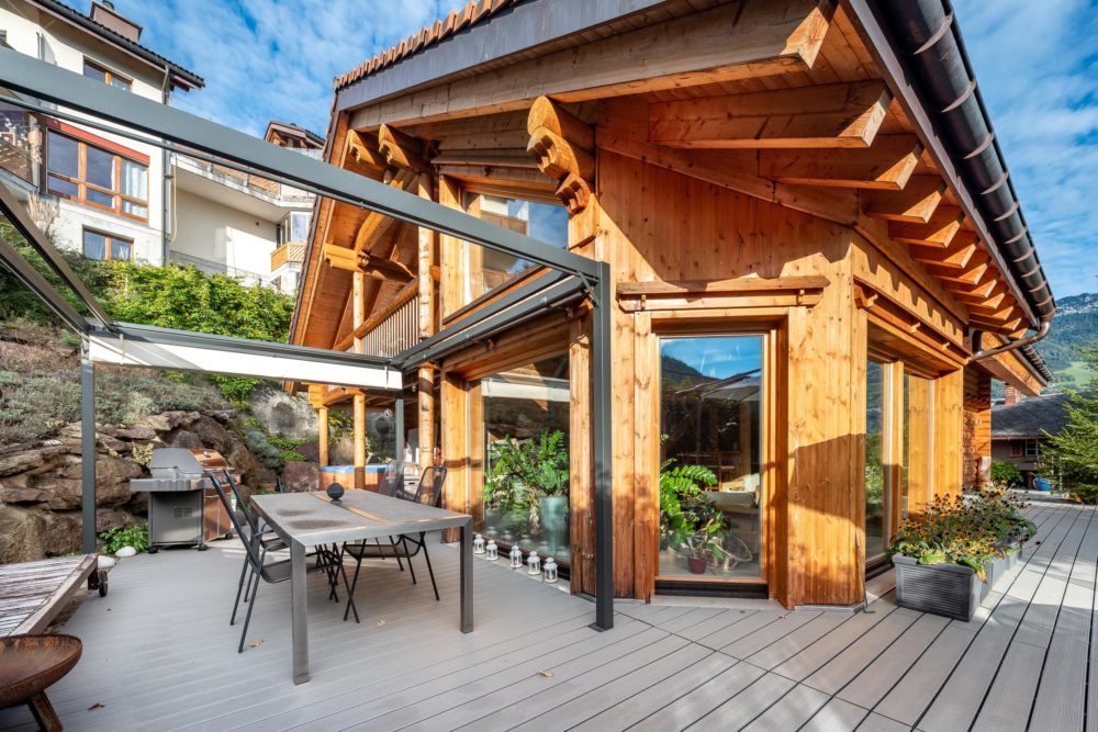 Holzchalet mit großzügiger Terrasse