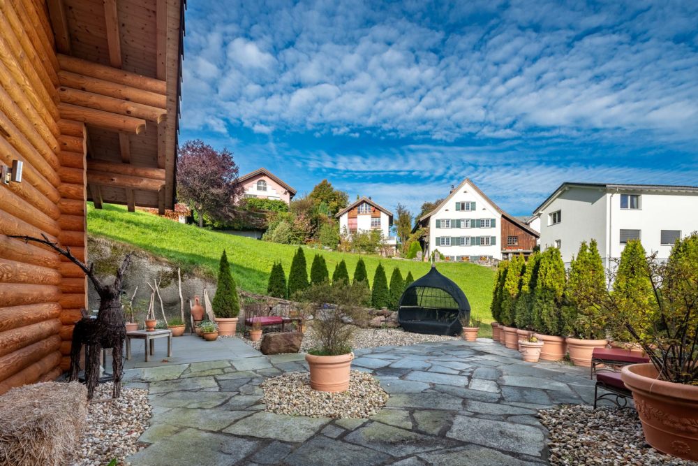 Garten- und Terrassenbereich mit Nachbarhäusern