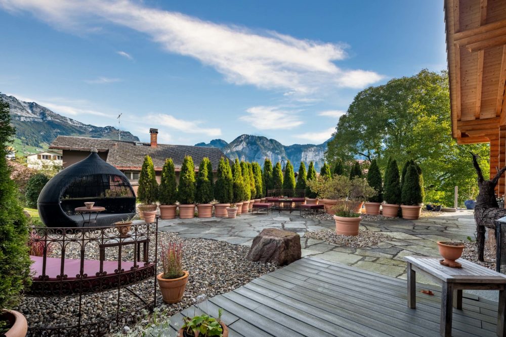 Bergterrasse mit Gartenmöbeln