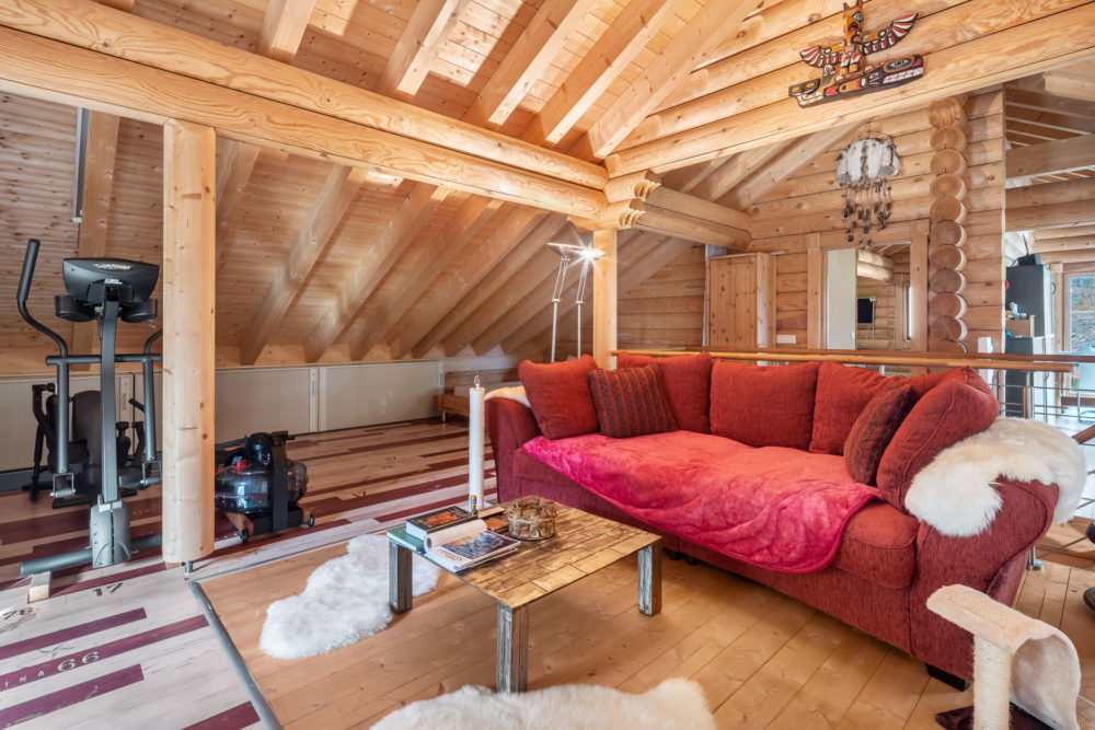 Gemütlicher Holz-Dachboden mit Wohn- und Fitnessbereich