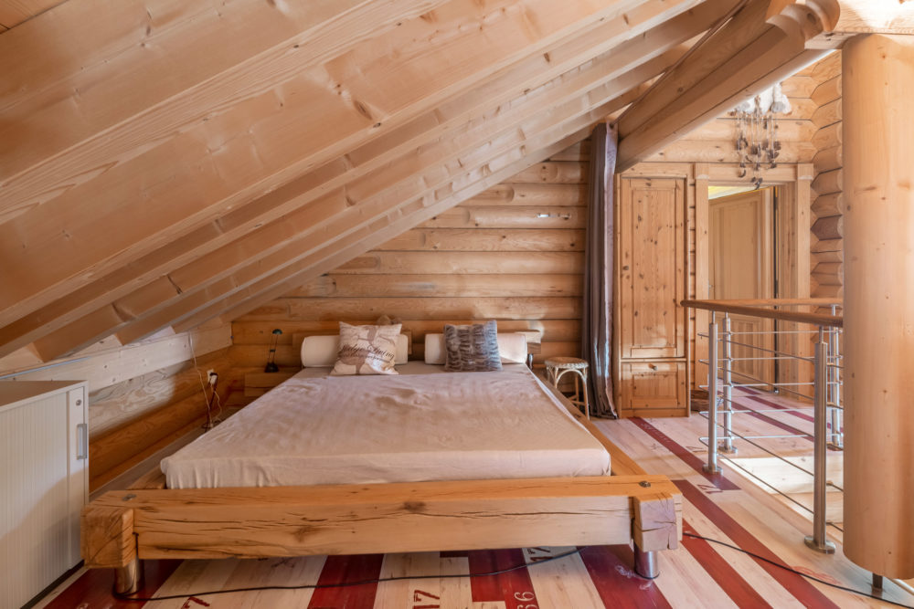 Gemütliches Dachgeschoss-Schlafzimmer im Holzhaus