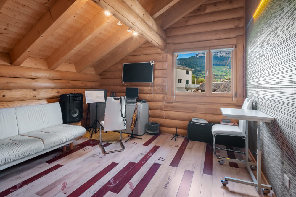 Dachzimmer mit Musikecke