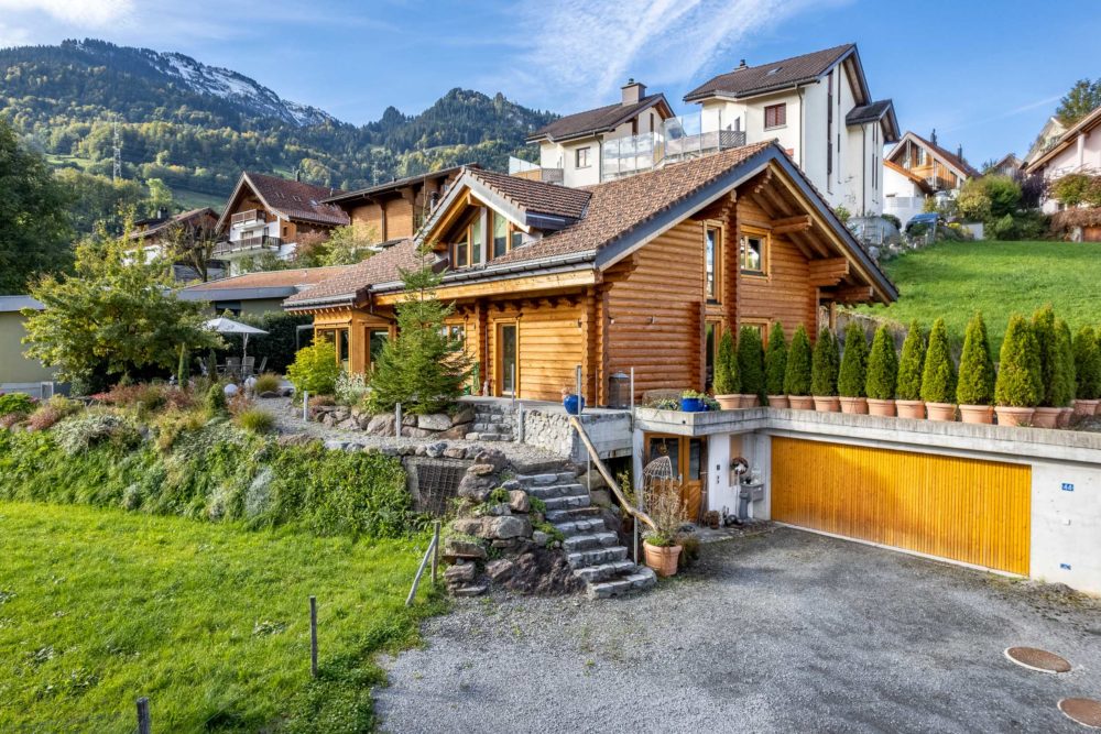 Holzchalet in Hanglage mit Garage und Bergblick