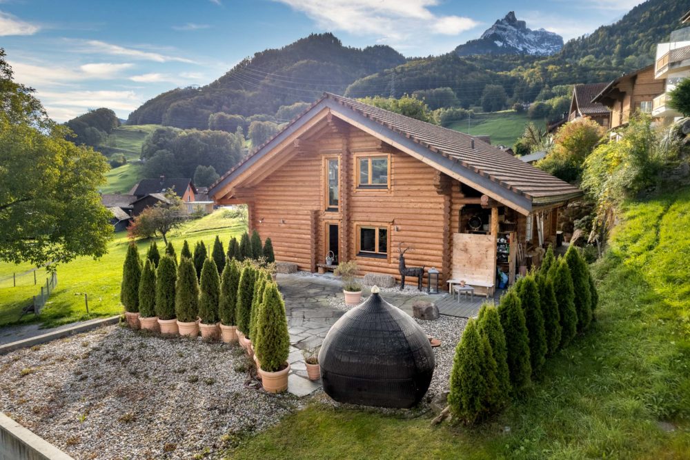 Alpines Holzhaus mit Garten und Bergblick