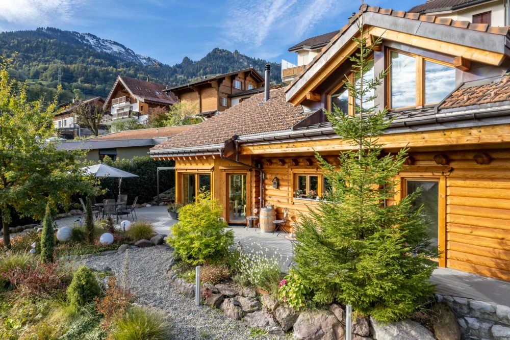 Alpine Holzhaus mit Garten und Bergblick