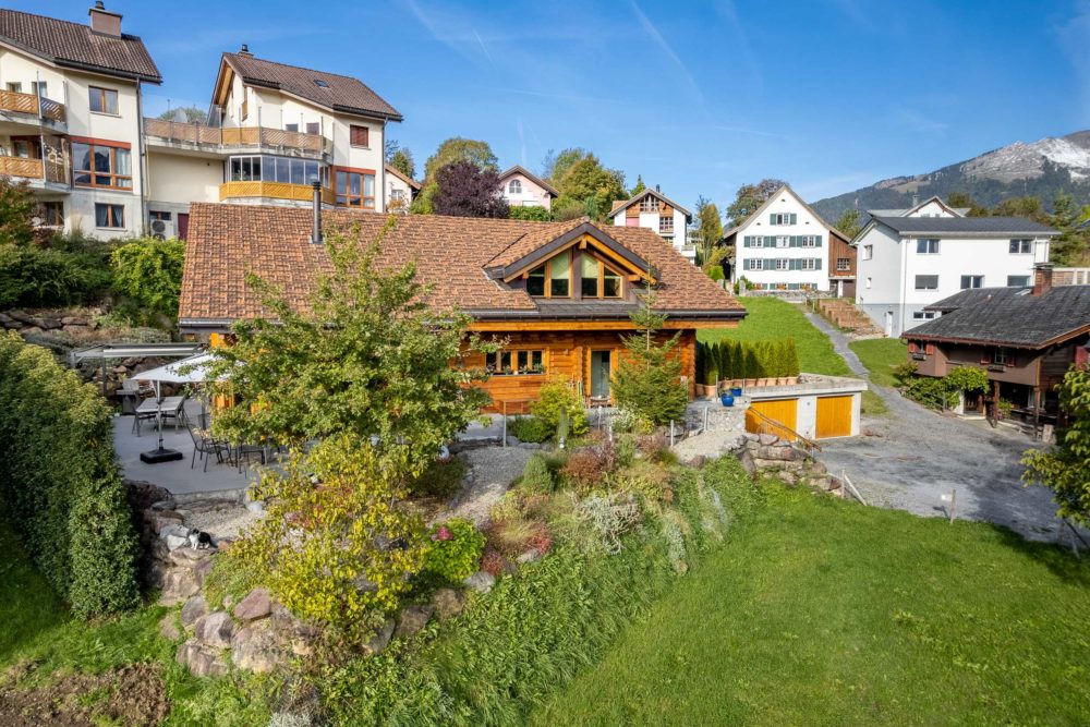 Berghaus mit Garten und Nachbarbebauung
