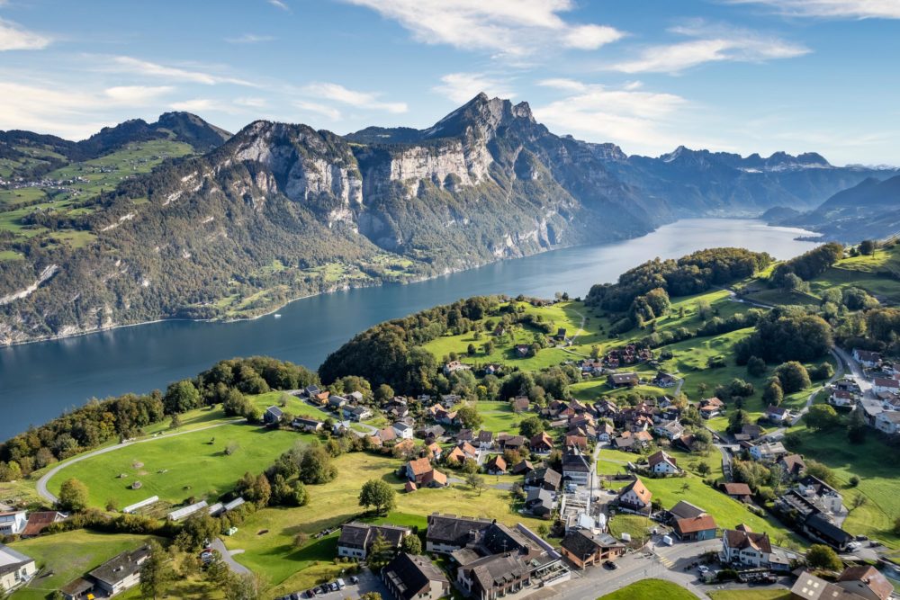 Luftaufnahme von See und Berglandschaft