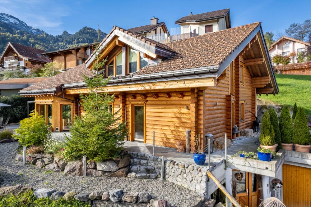 Alpen-Chalet mit Holzfassade und großem Satteldach