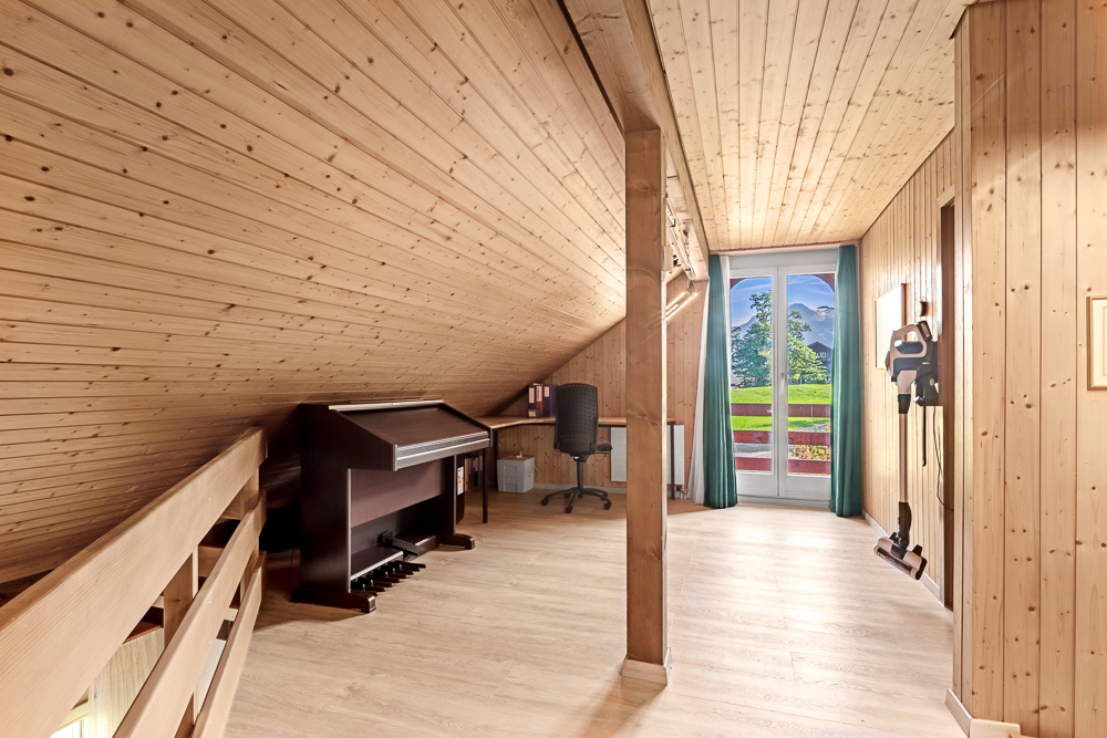 Dachgeschoss-Arbeitszimmer mit Holzverkleidung