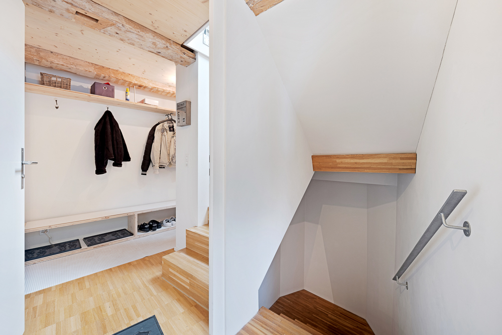 Eingangsbereich mit Garderobe und Treppenabgang