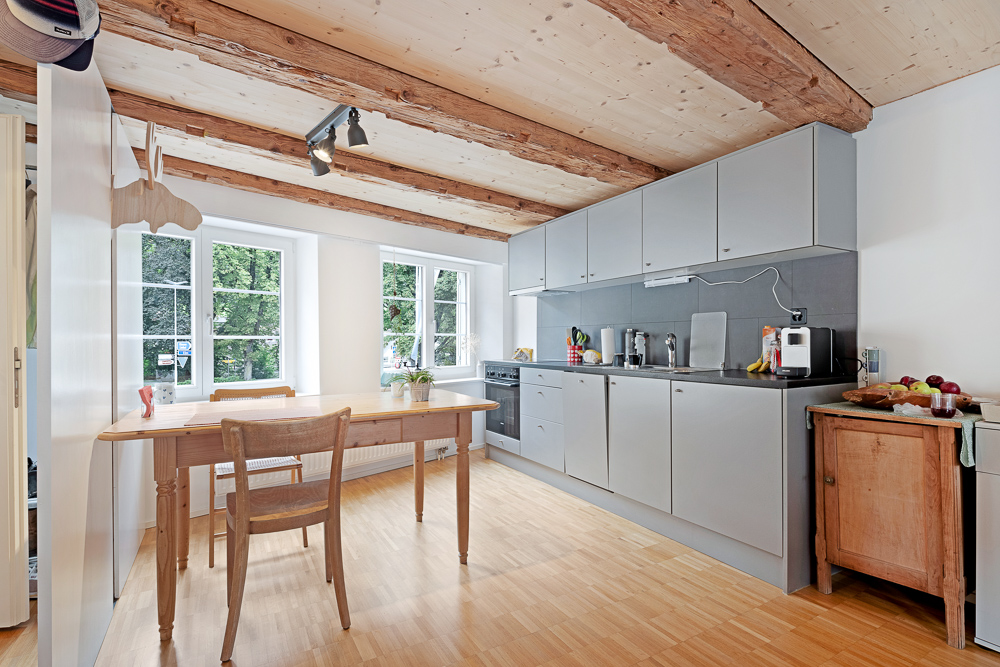 Helle Küche mit sichtbaren Holzbalken und Arbeitsbereich