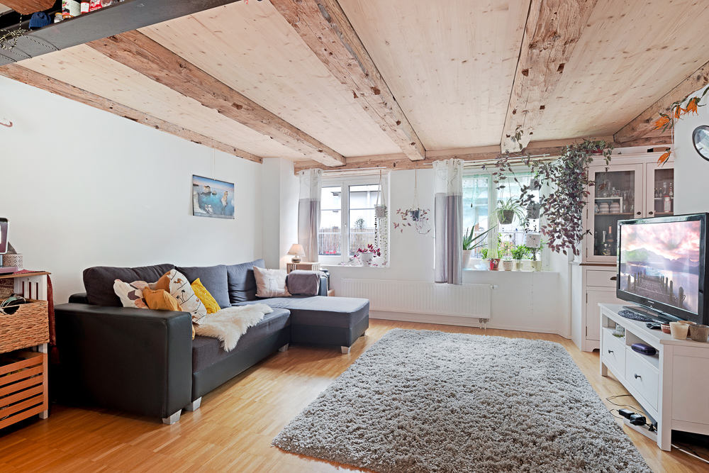 Gemütliches Wohnzimmer mit Holzbalkendecke