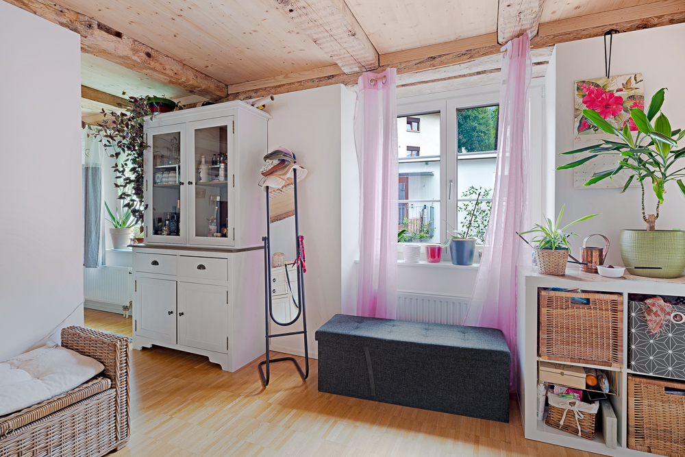 Gemütliches Schlafzimmer mit Holzbalkendecke