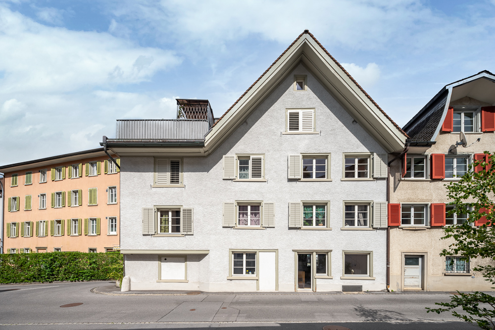 Wohnhausfassade mit Satteldach
