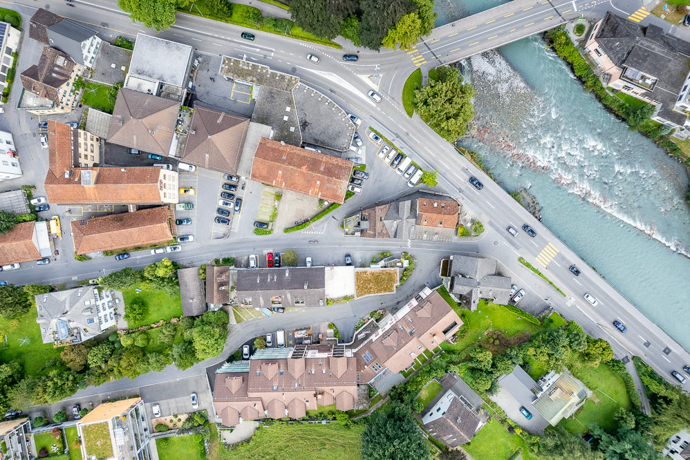 Luftaufnahme eines Flussufers mit Straßen und Gebäuden