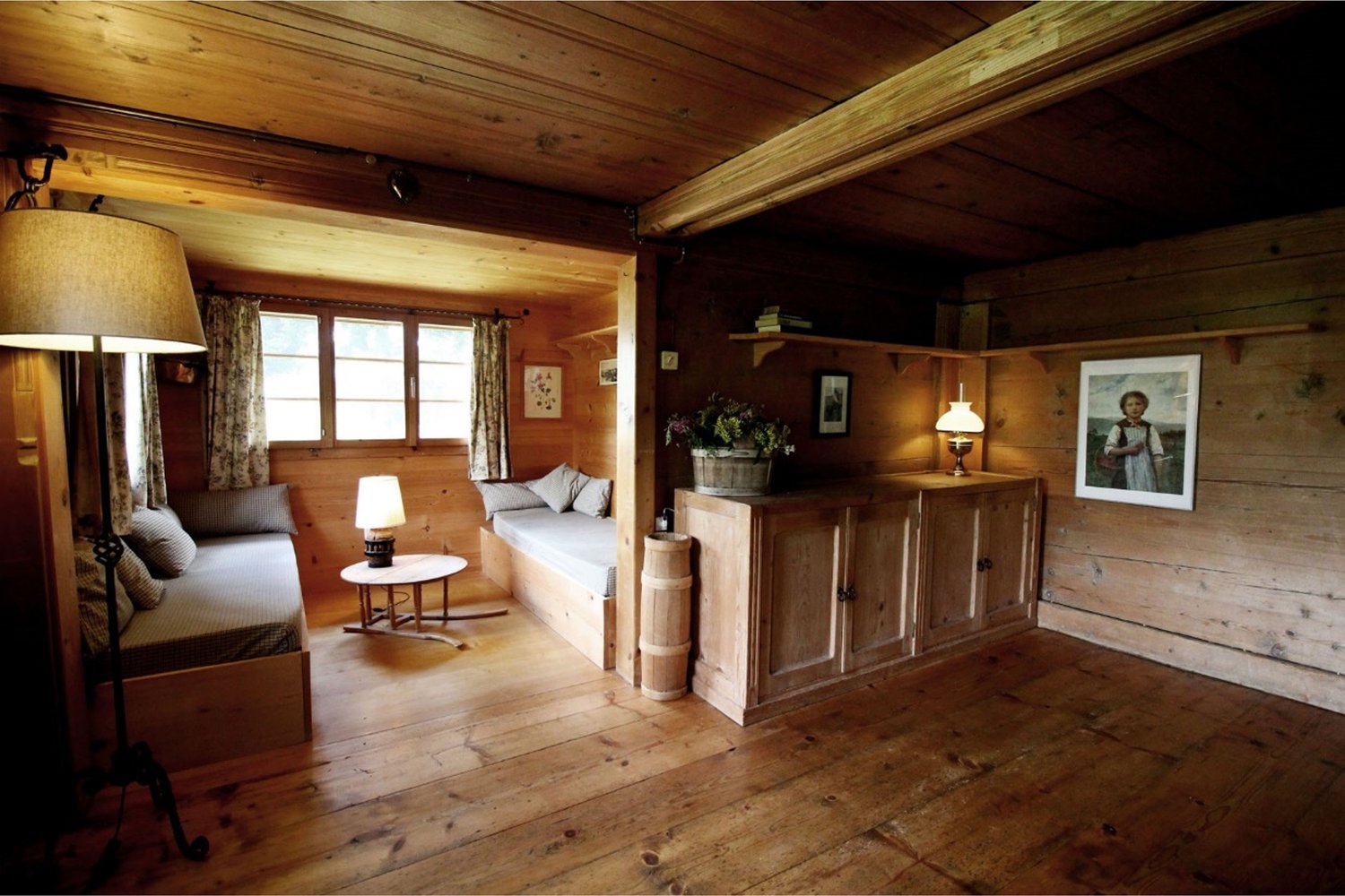 Gemütlicher rustikaler Holzraum