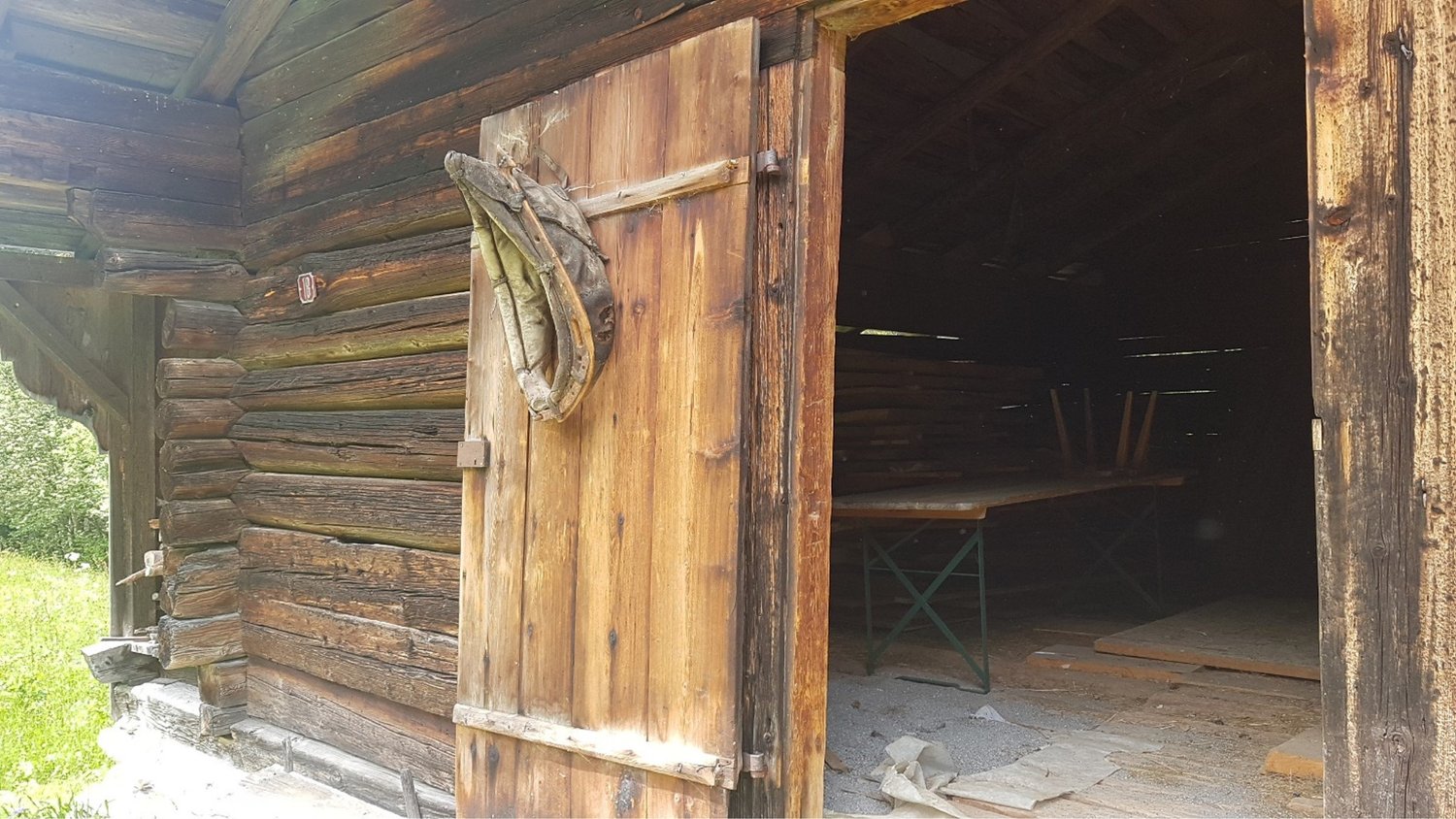 Rustikale Holzscheune mit offener Tür