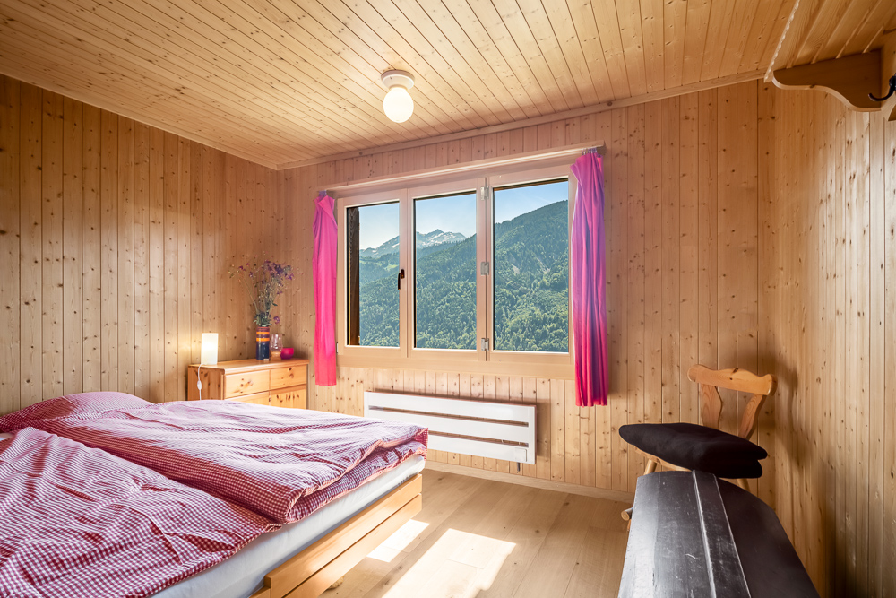 Holzvertäfeltes Schlafzimmer mit Bergblick